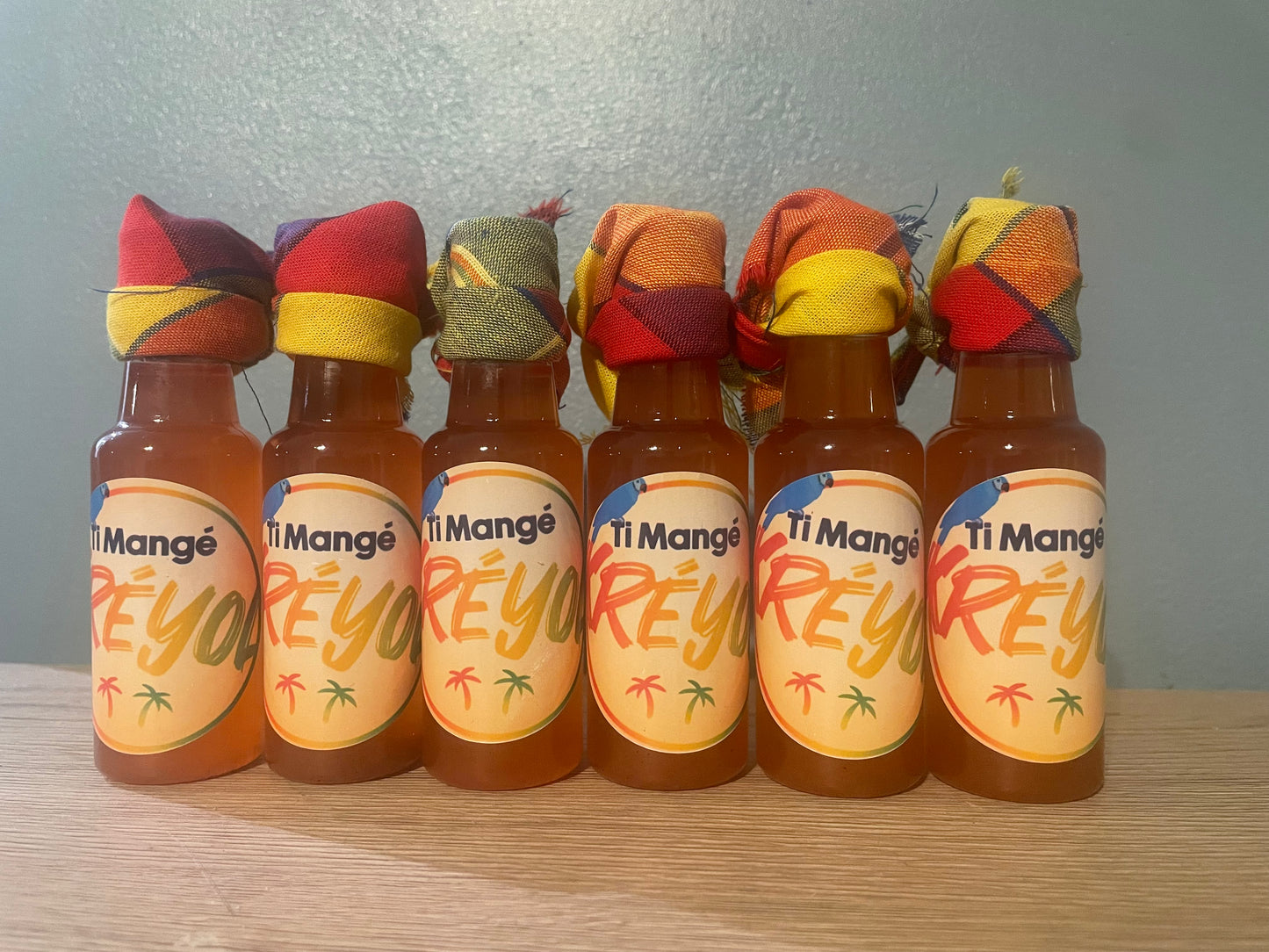 Mini bouteille de rhum arrangé fraises